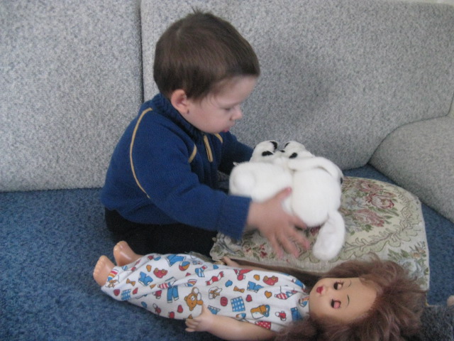 Уложим куклу спать. Девочка укладывает куклу спать. Ребенок укладывает куклу спать. Уложим куклу спать картинка для детей. КАРТИНКАДЕВОЧКА укладывает куклы спать.